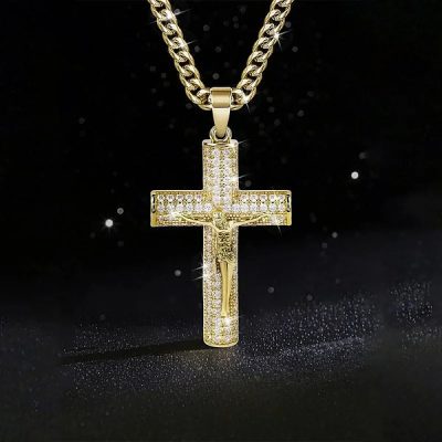 Collana con pendente a crocifisso religioso | SALVATORA